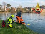 Vigili del fuoco sommozzatori impegnati nel fiume Oglio a Palazzolo