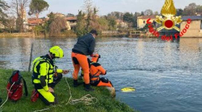 Vigili del fuoco sommozzatori impegnati nel fiume Oglio a Palazzolo