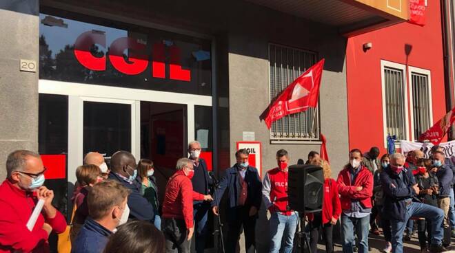 Cgil Camera del Lavoro solidarietà dopo l'attacco fasciata a roma