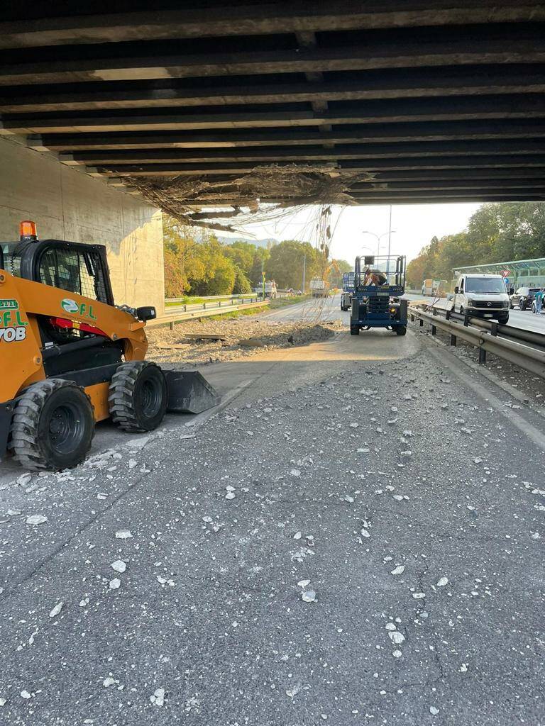 Tangenziale Ovest Cavalcavia di Via Volturno lavori dopo l'incidente