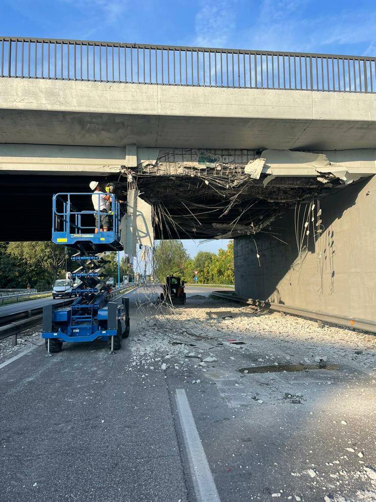 Tangenziale Ovest Cavalcavia di Via Volturno lavori dopo l'incidente