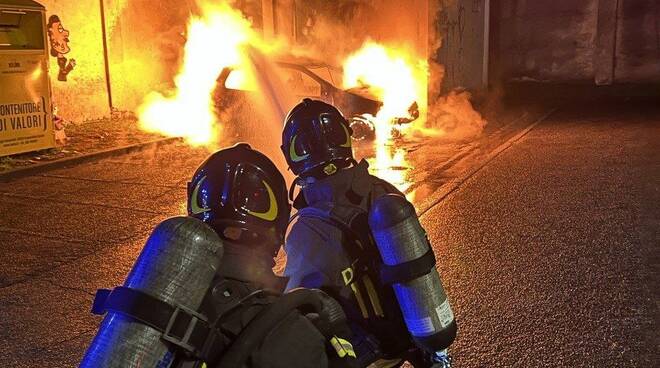vigili del fuoco pompieri fiamme rogo incendio auto rubata Paderno Franciacorta