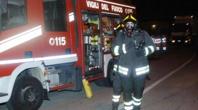 vigili del fuoco pompieri incendio fiamme rogo notte