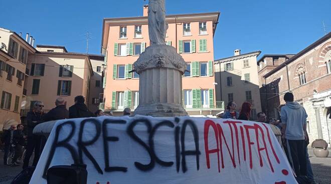 Presidio collettivo Onda piazza Duomo contro striscione Blocco studentesco Anpi