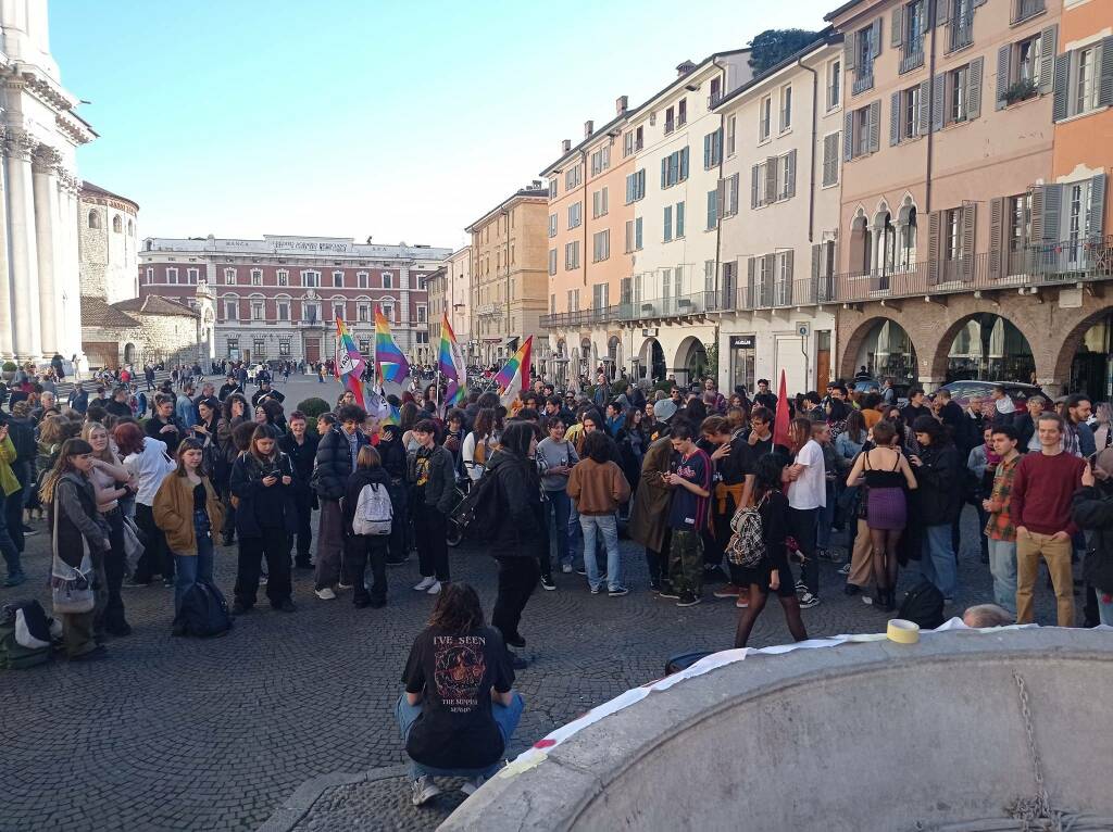 Presidio collettivo Onda piazza Duomo contro striscione Blocco studentesco Anpi