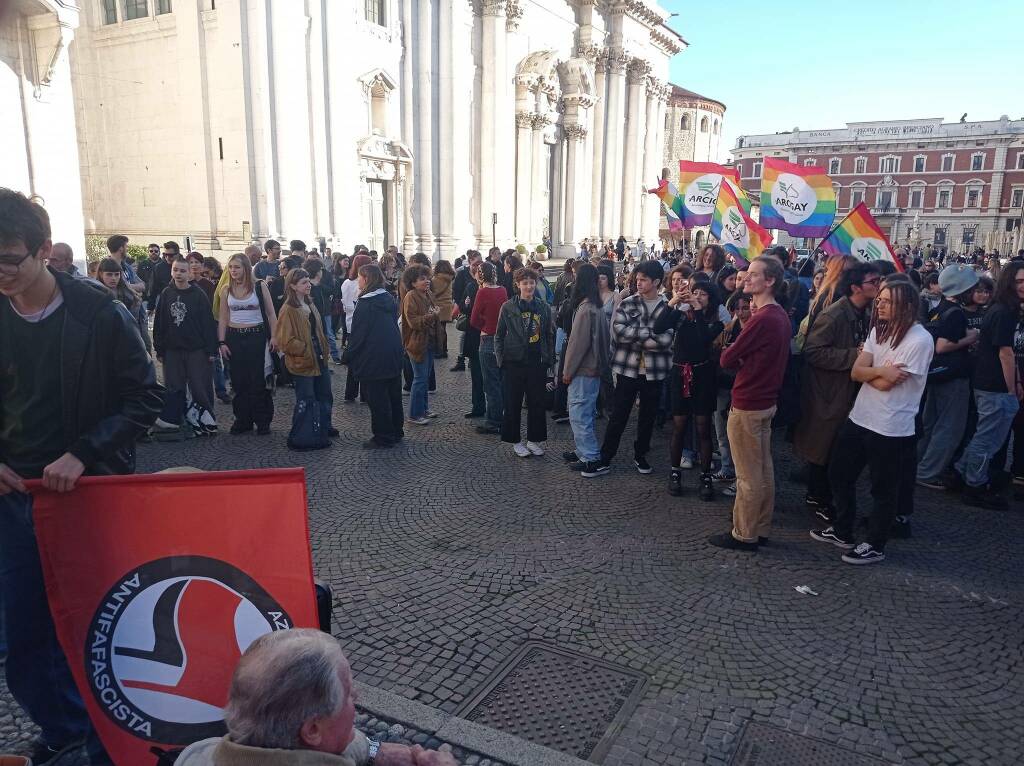 Presidio collettivo Onda piazza Duomo contro striscione Blocco studentesco Anpi