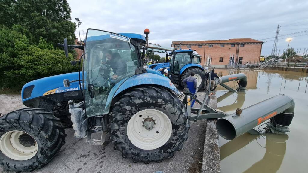 Alluvione Emilia Romagna idrovore del consorzio di Bonifica lombardia