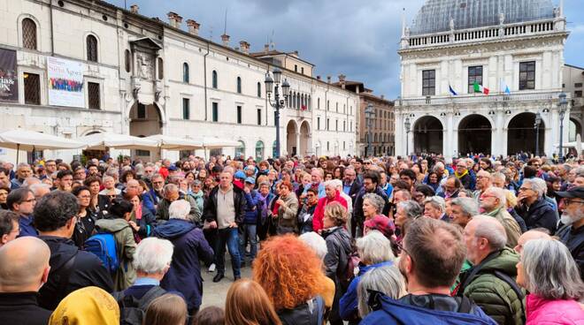 Strage di piazza Loggia il governo non si costituisce parte civile flash mob 12 maggio 2023