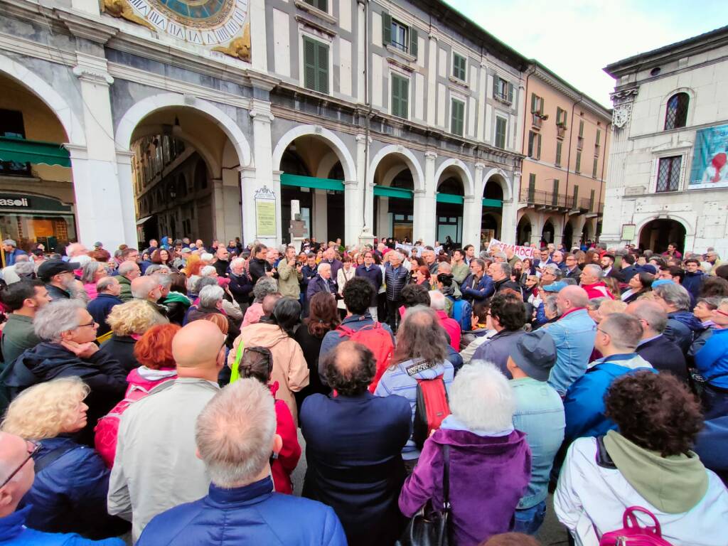 Strage di piazza Loggia il governo non si costituisce parte civile flash mob 12 maggio 2023