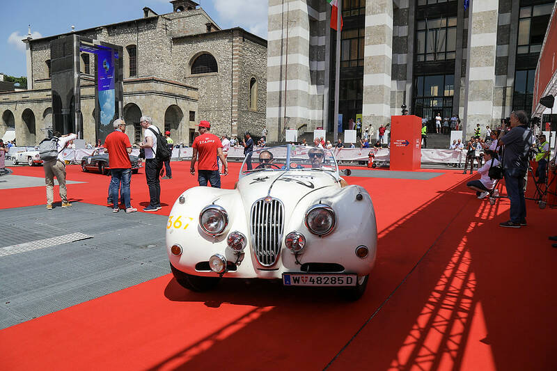 1000 Miglia 2023, punzonatura e passerella in piazza vittoria lunedì 12 giugno