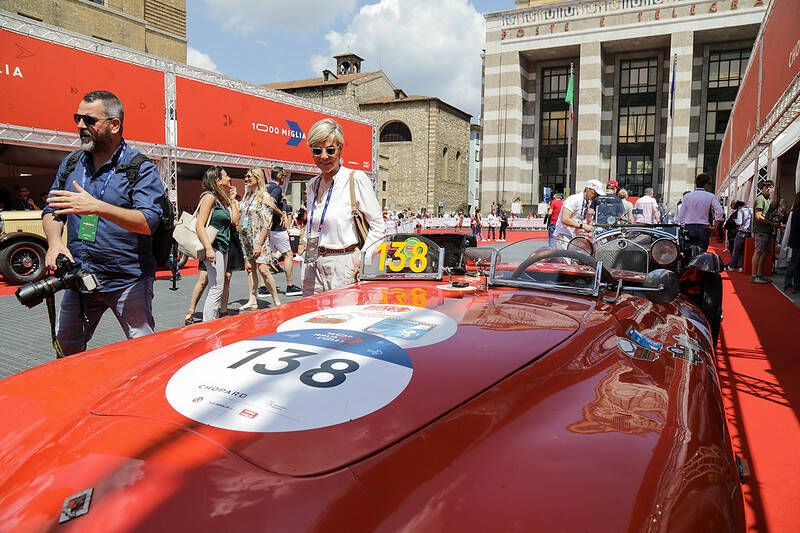 1000 Miglia 2023, punzonatura e passerella in piazza vittoria lunedì 12 giugno