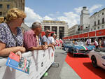 1000 Miglia 2023, punzonatura e passerella in piazza vittoria lunedì 12 giugno