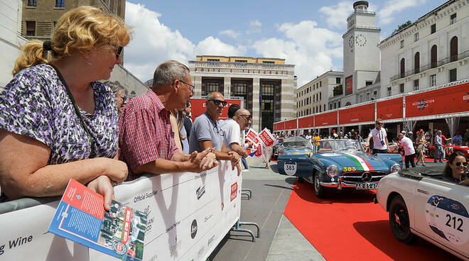 1000 Miglia 2023, punzonatura e passerella in piazza vittoria lunedì 12 giugno