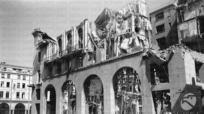 Piazza Vittoria, palazzo bombardato il 13 luglio 1944.