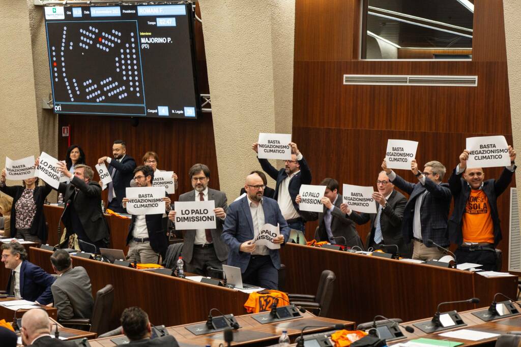 proteste in aula opposizione dimissioni Lo Palo Arpa Lombardia, mozione di sfiducia negazionismo climatico