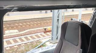 Treno Caravaggio Trenord vandalizzato a Brescia