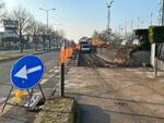 Lavori cantiere risistemazione via Valcamonica percorso ciclopedonale pista ciclabile attarversamenti aiuole illuminazione