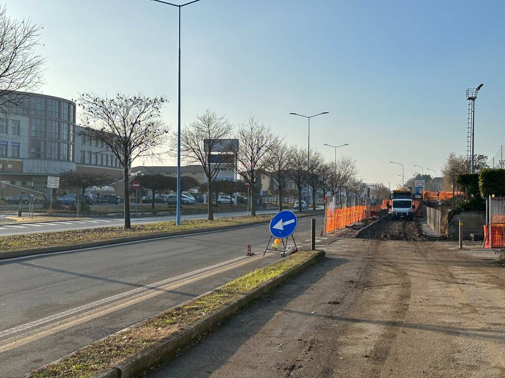 Lavori cantiere risistemazione via Valcamonica percorso ciclopedonale pista ciclabile attarversamenti aiuole illuminazione