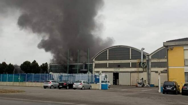 incendio fabbrica Pontevico, reparto verniciatura ditta produzione mezzi rifiuti spazzatura