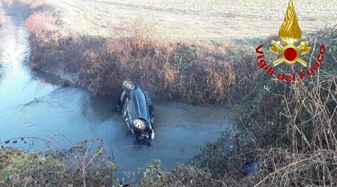 Fiesse auto nel naviglio