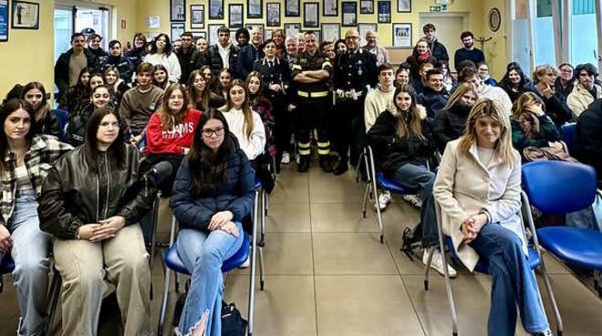 Studenti di quinta del progetto “Abusi di sostanze e strada” Polizia Locale Brescia