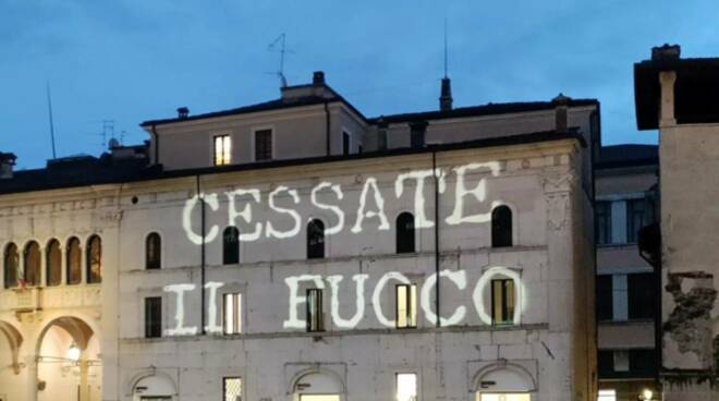 Piazza Loggia scritta luminosa cessate il fuoco