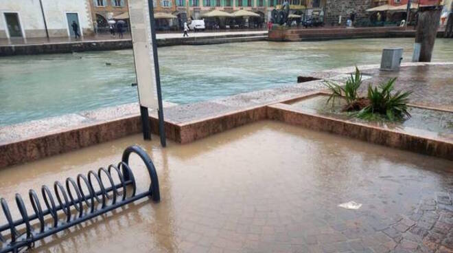 Riva del Garda acqua del lago giallastra