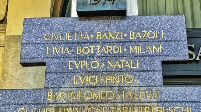 Strage di piazza Loggia la Stele con i nomi delle otto vittime