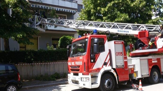 Autoscala vigili del fuoco pompieri