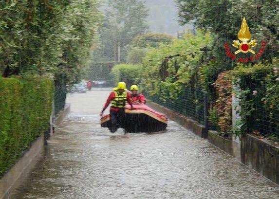 Vigili del fuoco evacuazione via allagamenti maltempo Manerba del Garda