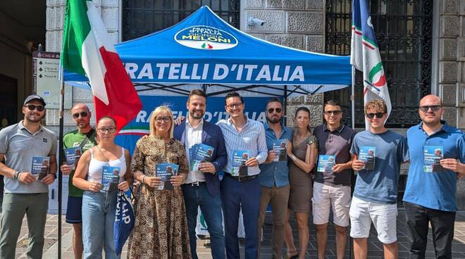 Gazebo Fratelli d'Italia Brescia campagna info estiva 2024