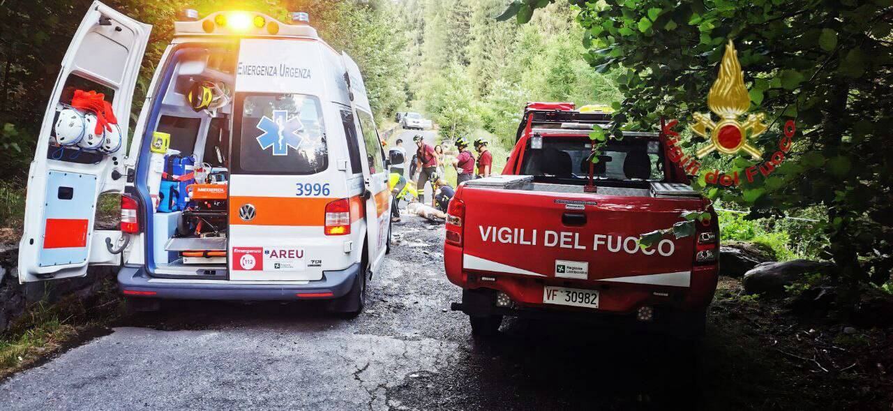 Vezza d'Oglio ciclista caduto sulla strada della Valgrande vigili del fuoco Ambulanza