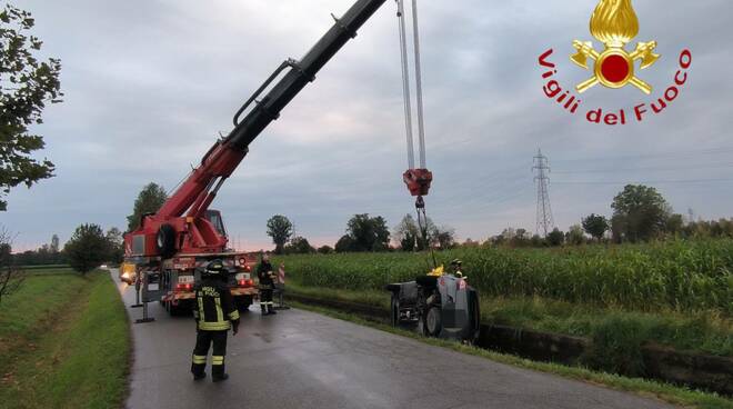 auto nel fosso calcinato