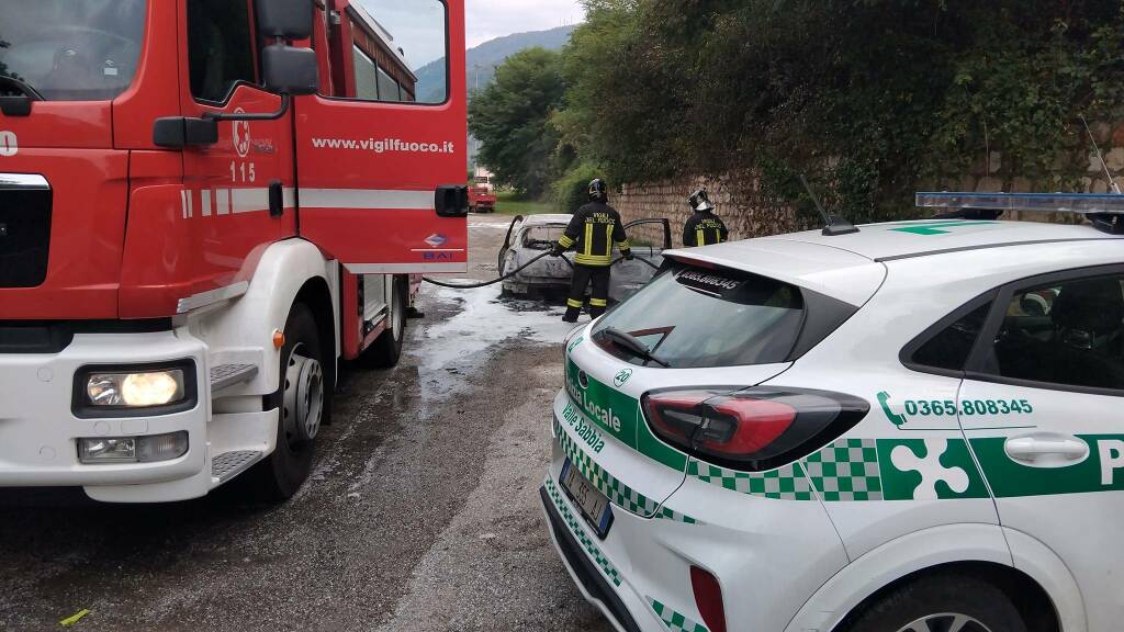 Auto in fiamme, auto bruciata