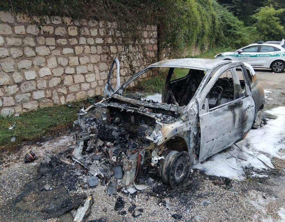 Auto in fiamme, auto bruciata