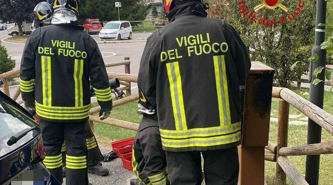 Vigili del fuoco incendio colonnina di ricarica elettrica ponte di legno